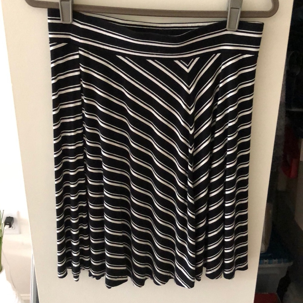 Casual black and white skirt